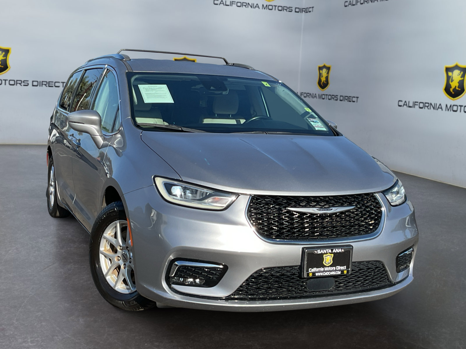 Used 2021 Chrysler Pacifica Touring-L FWD image 3
