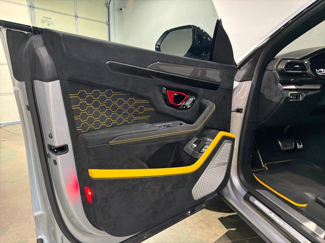 Used 2024 Lamborghini Urus Performante AWD/4WD image 21