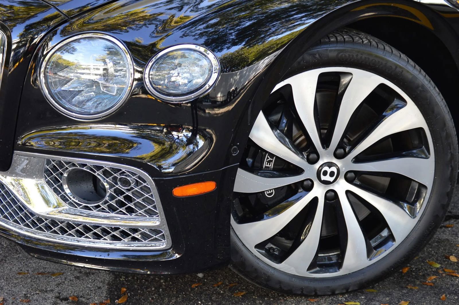 Used 2022 Bentley Flying Spur V8 image 3