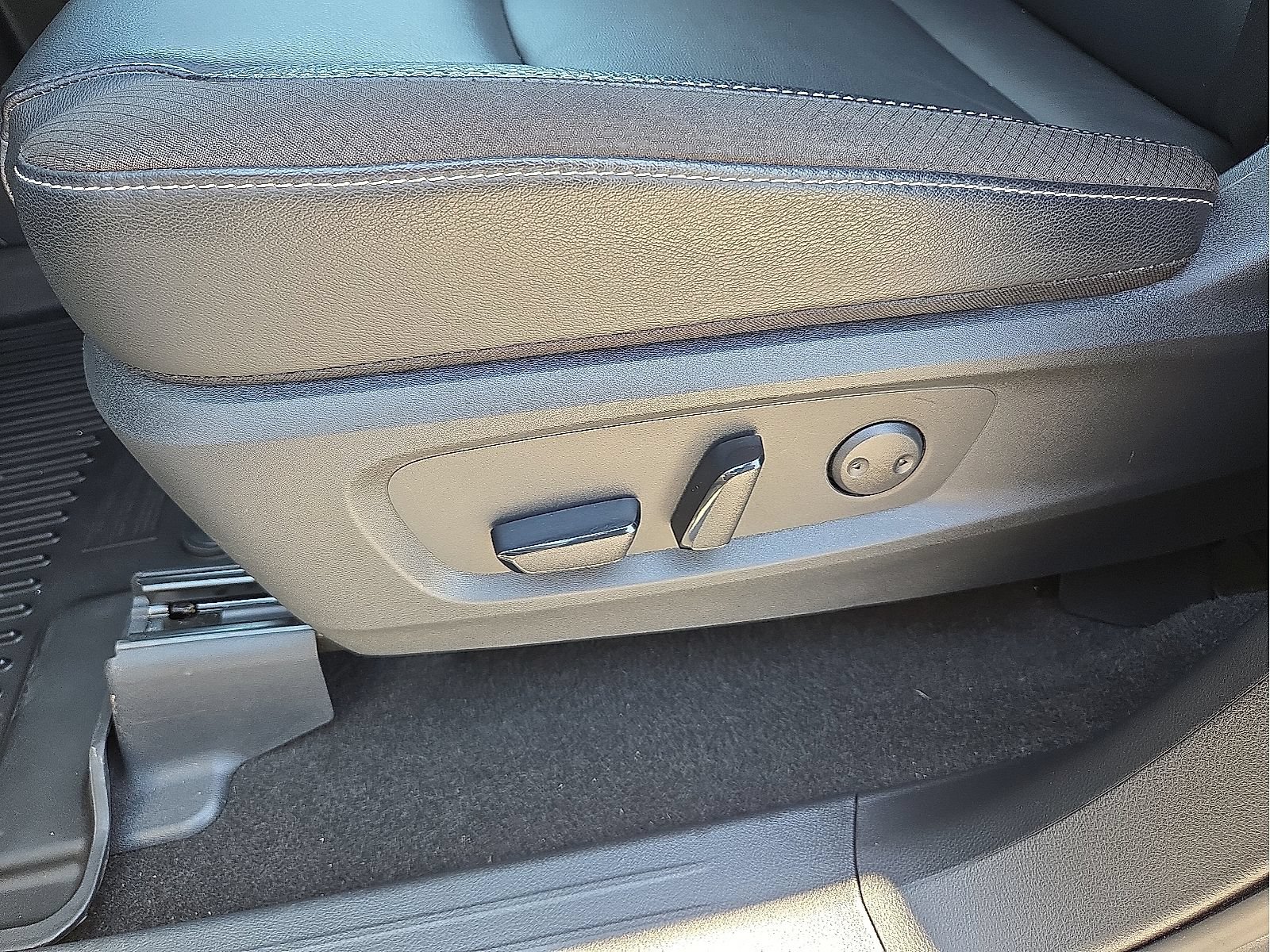 Used 2025 Nissan Pathfinder SL AWD/4WD image 14