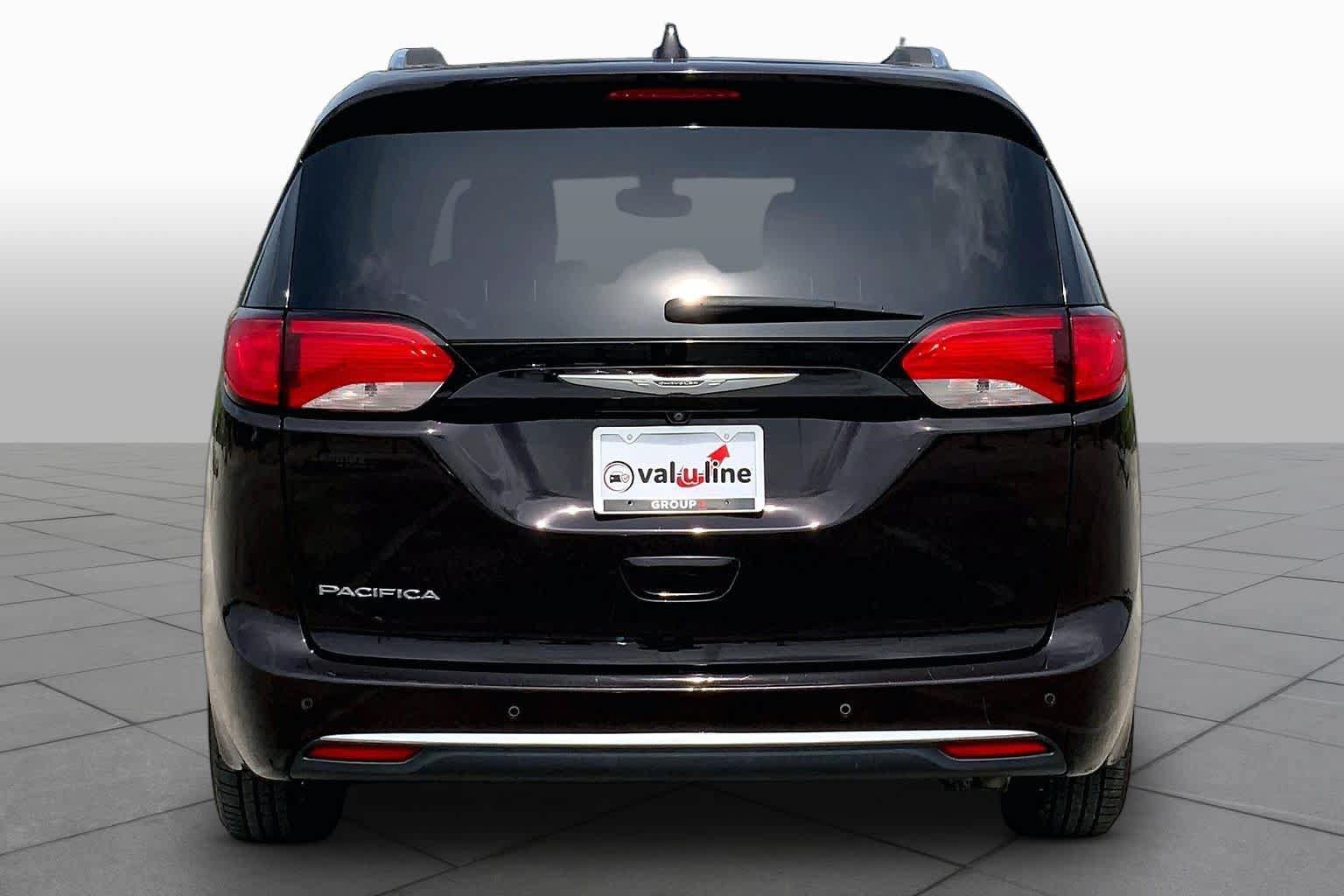 Used 2017 Chrysler Pacifica Touring-L Plus w/ Tire & Wheel Group FWD image 5