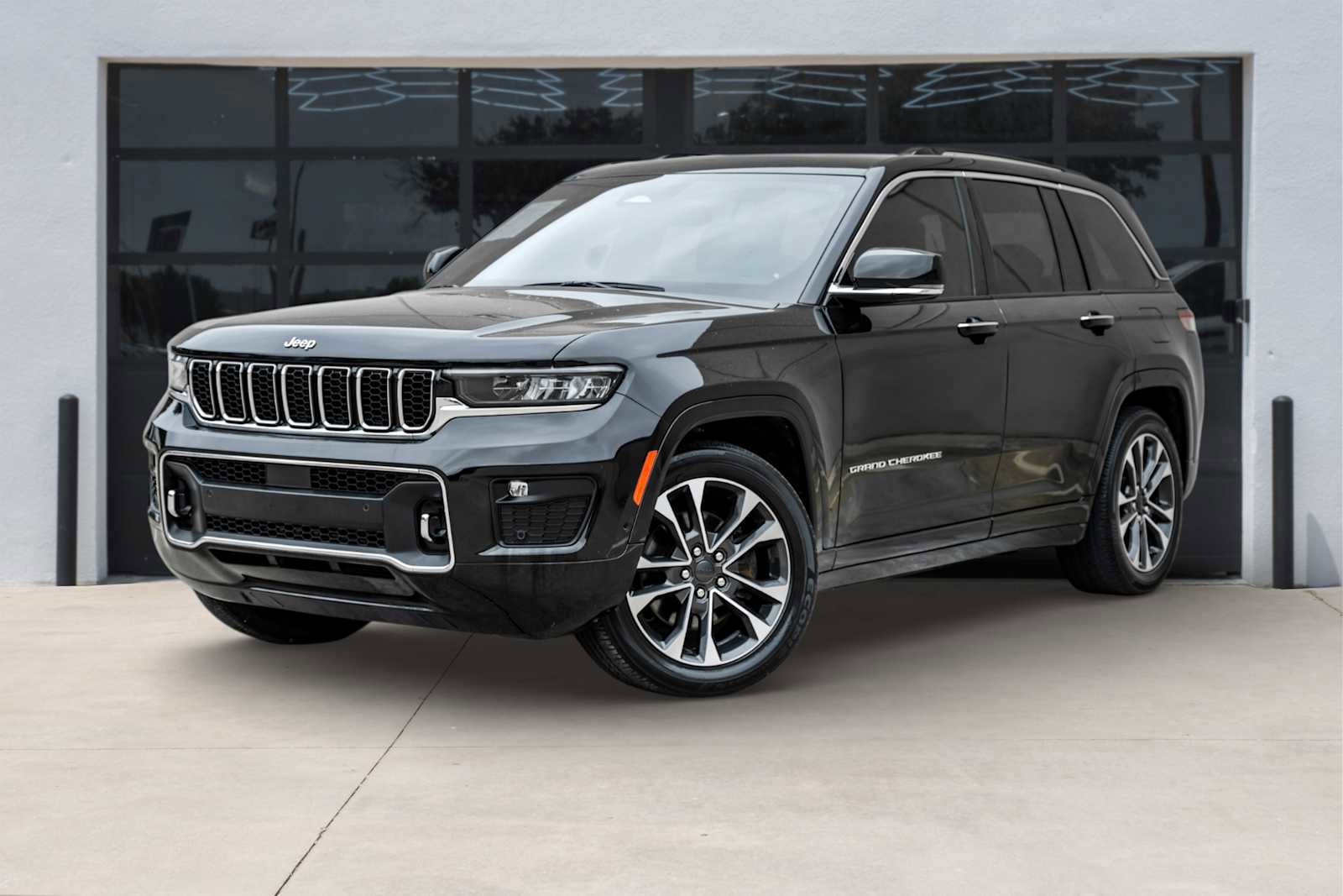 Used 2023 Jeep Grand Cherokee Overland w/ Luxury Tech Group IV AWD/4WD image 1