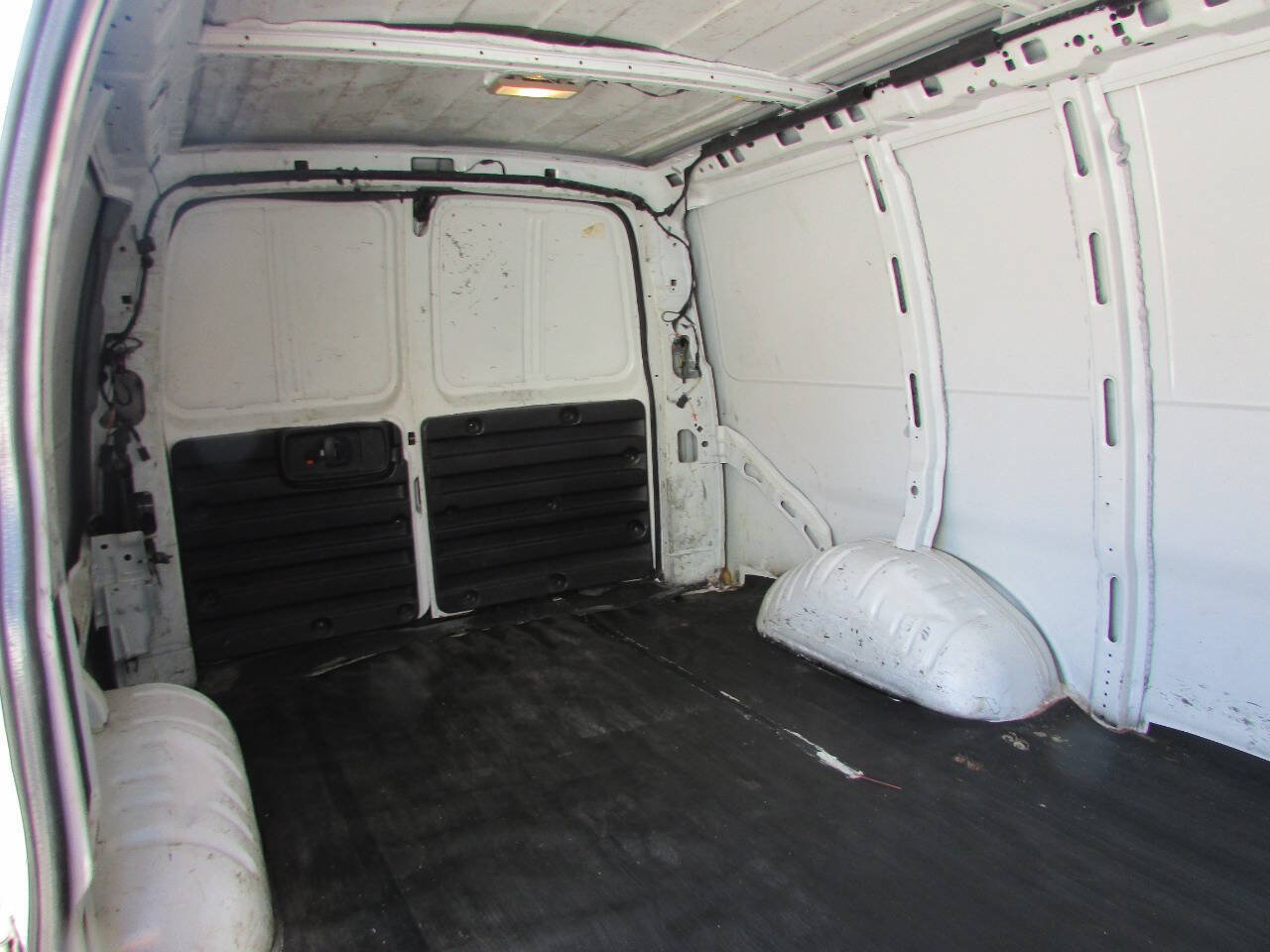 Used 2013 Chevrolet Express 2500 RWD image 17