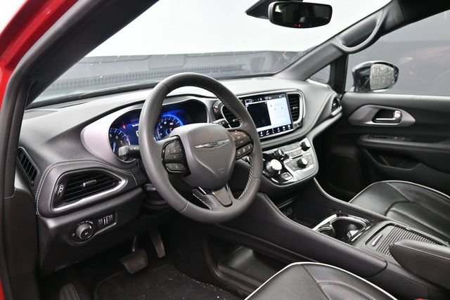 Used 2025 Chrysler Pacifica Limited FWD image 13