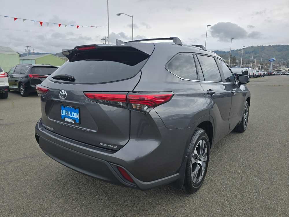 Used 2023 Toyota Highlander XLE image 5