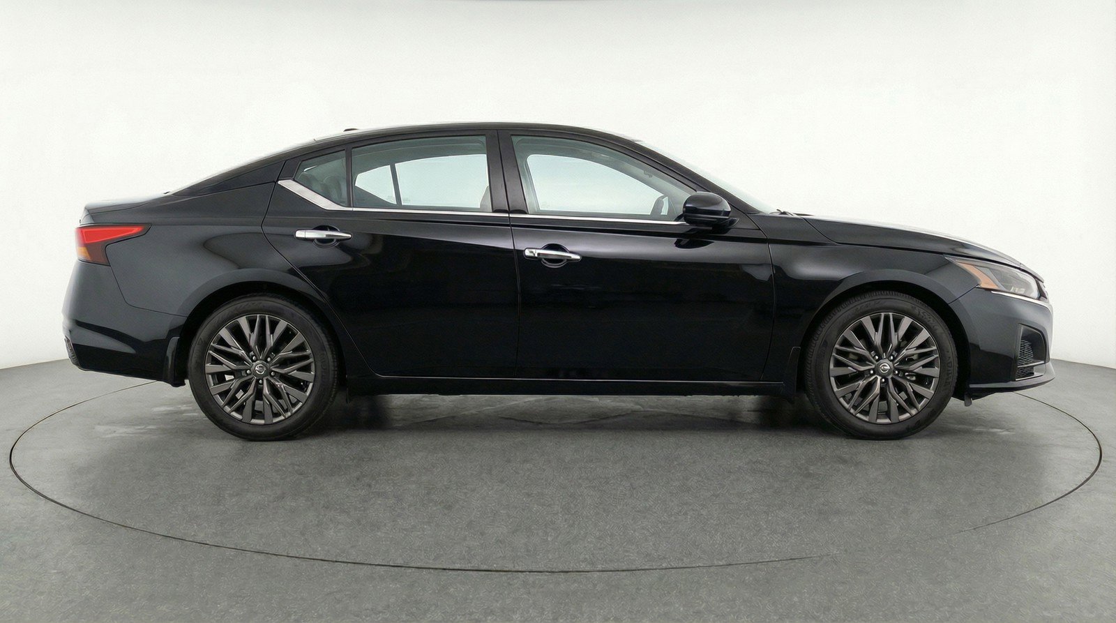 Used 2025 Nissan Altima 2.5 SV image 11