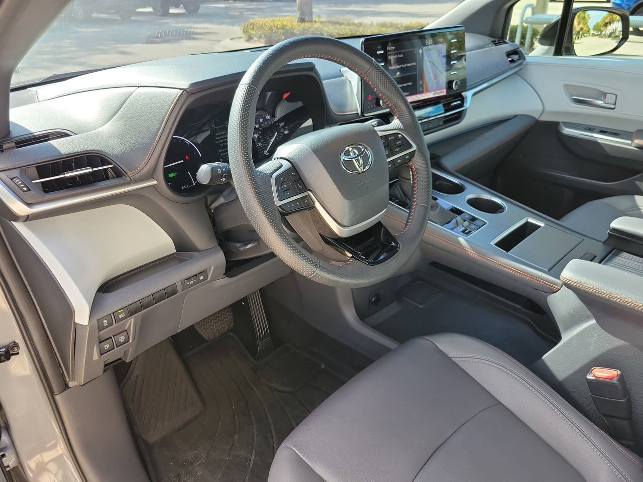Used 2023 Toyota Sienna XSE FWD image 16