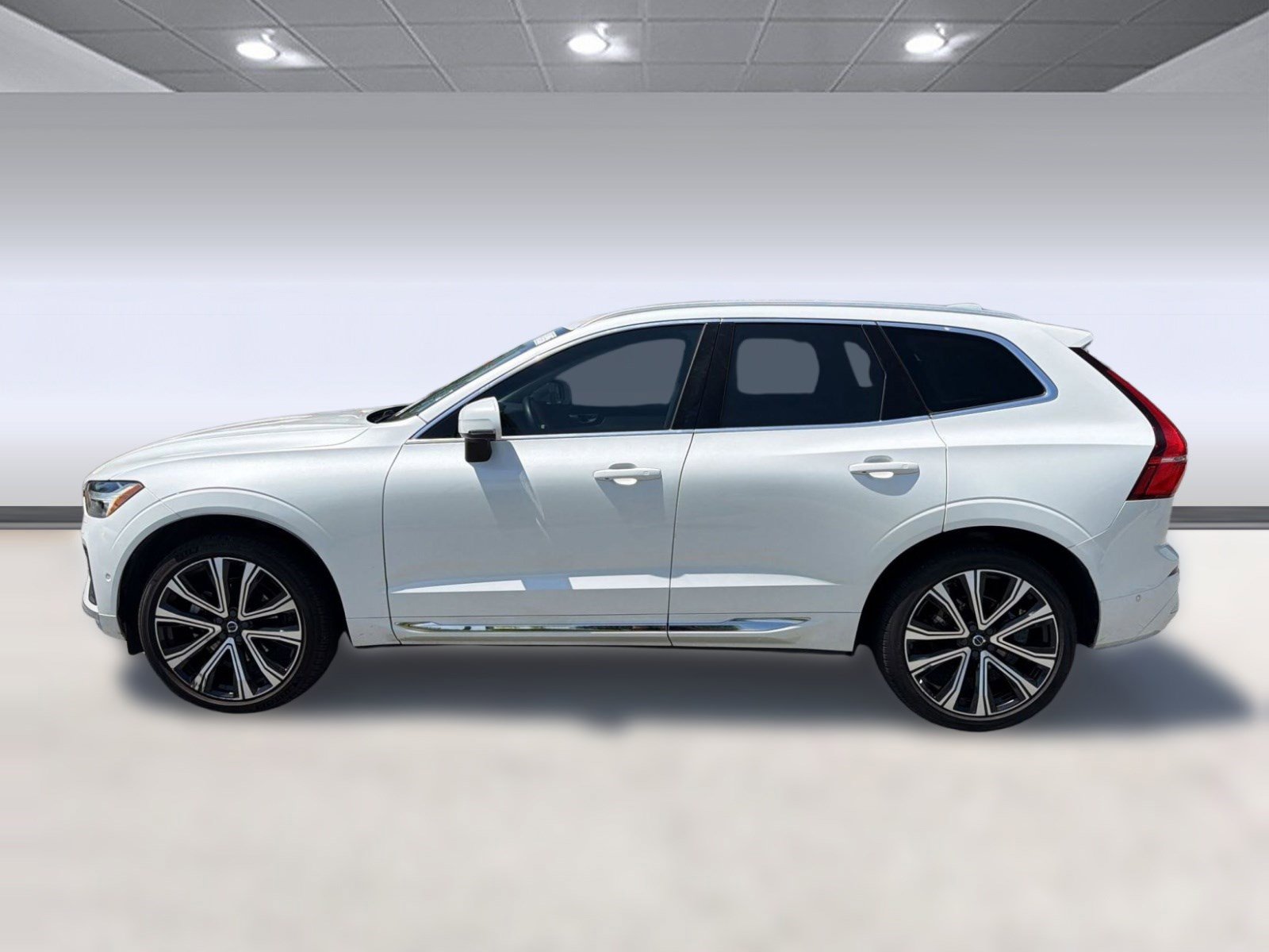 Used 2023 Volvo XC60 B5 Ultimate w/ Climate Package image 2