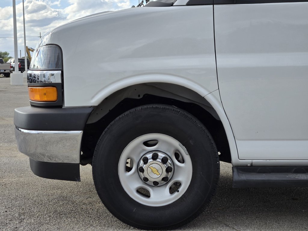 Used 2025 Chevrolet Express 3500 LT w/ LT Preferred Equipment Group RWD image 8
