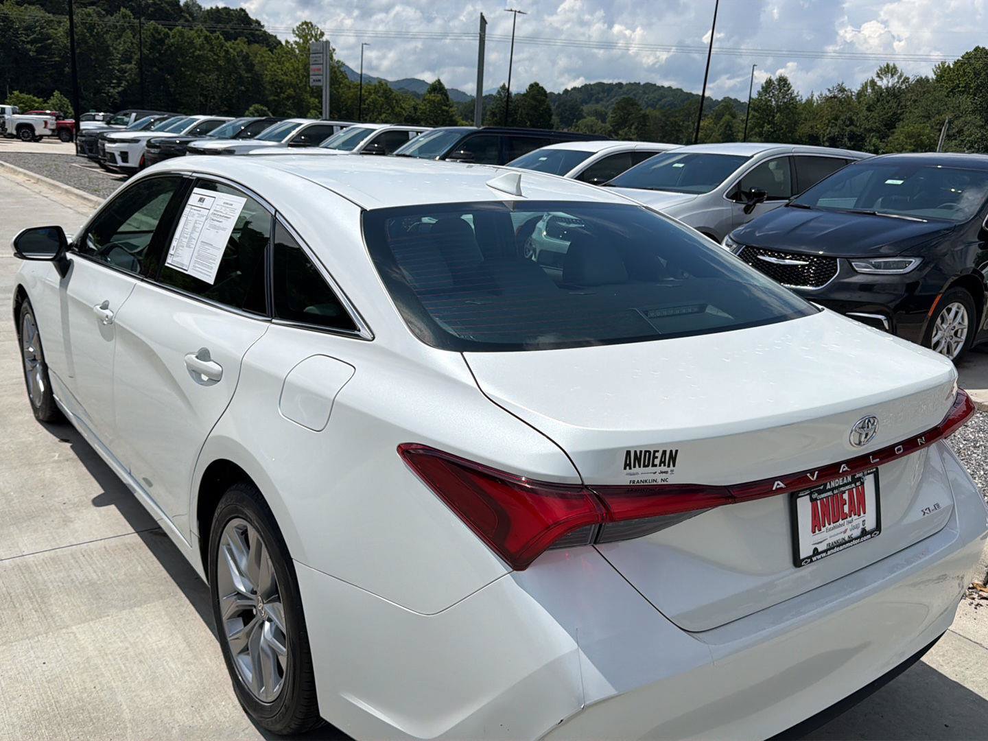 Used 2022 Toyota Avalon XLE w/ Moonroof Package FWD image 5