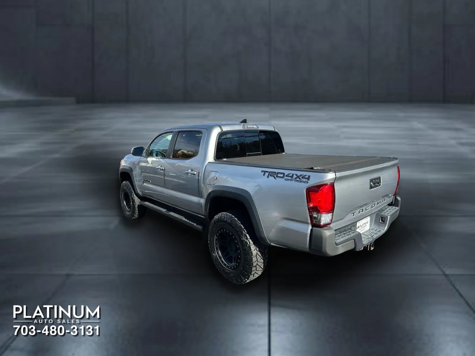 Used 2017 Toyota Tacoma TRD Off-Road image 8