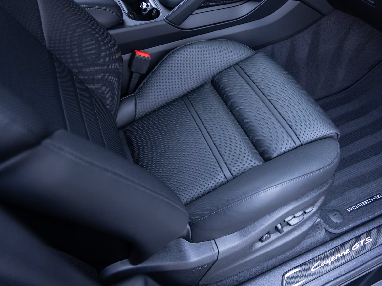 New 2026 Porsche Cayenne GTS AWD/4WD image 34