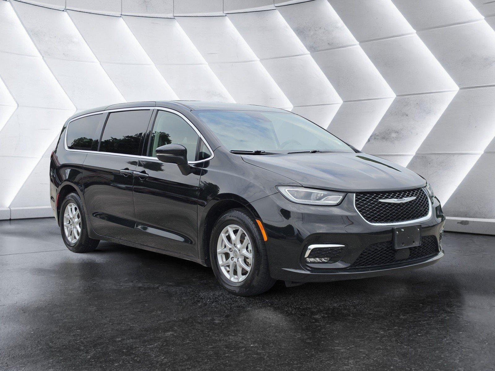 Used 2023 Chrysler Pacifica Touring-L FWD video 2