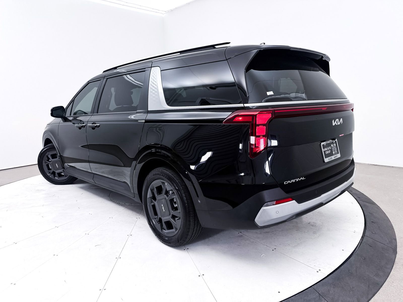 Certified 2025 Kia Carnival EX image 2