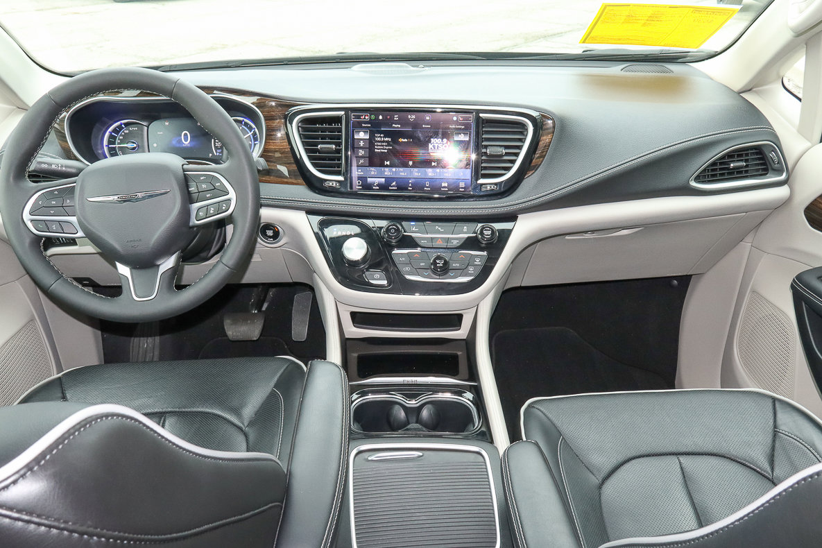 Used 2023 Chrysler Pacifica Limited image 11