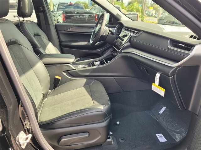 Used 2025 Jeep Grand Cherokee Altitude image 16