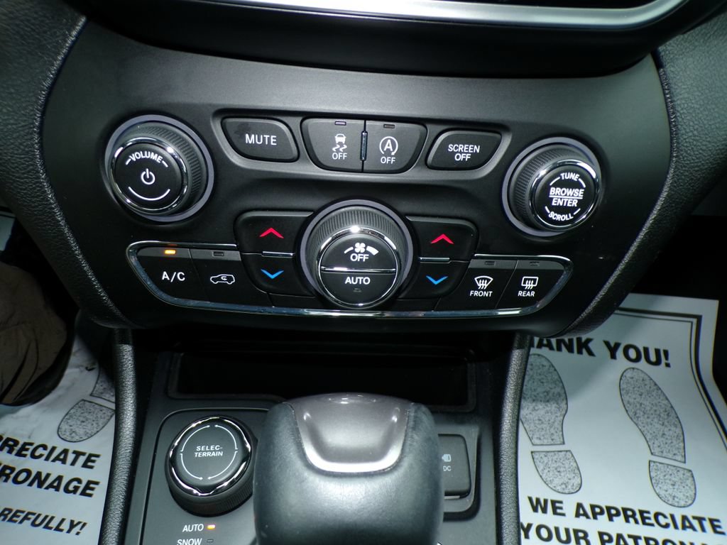 Used 2019 Jeep Cherokee Limited AWD/4WD image 27