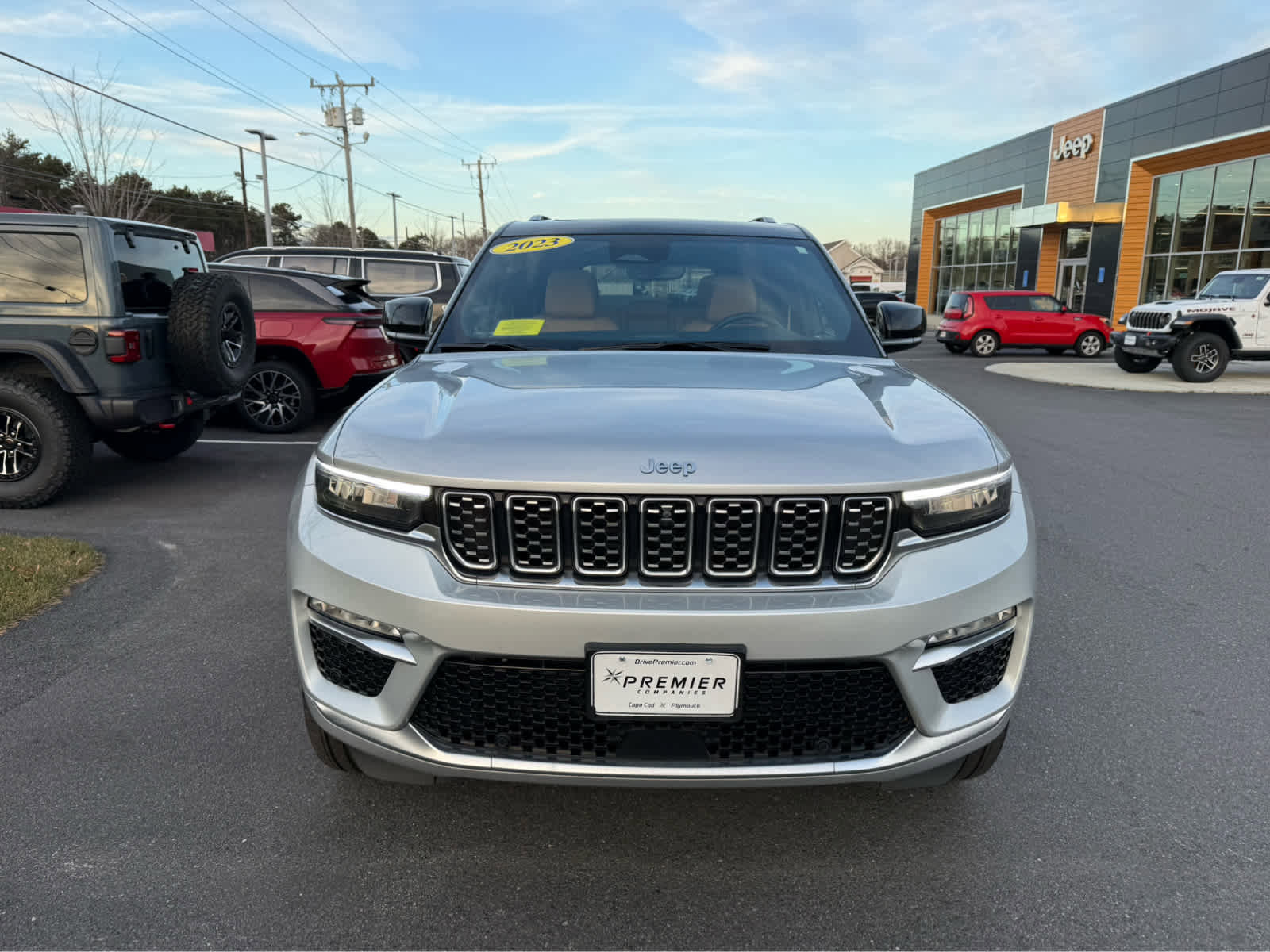 Used 2023 Jeep Grand Cherokee Summit image 2