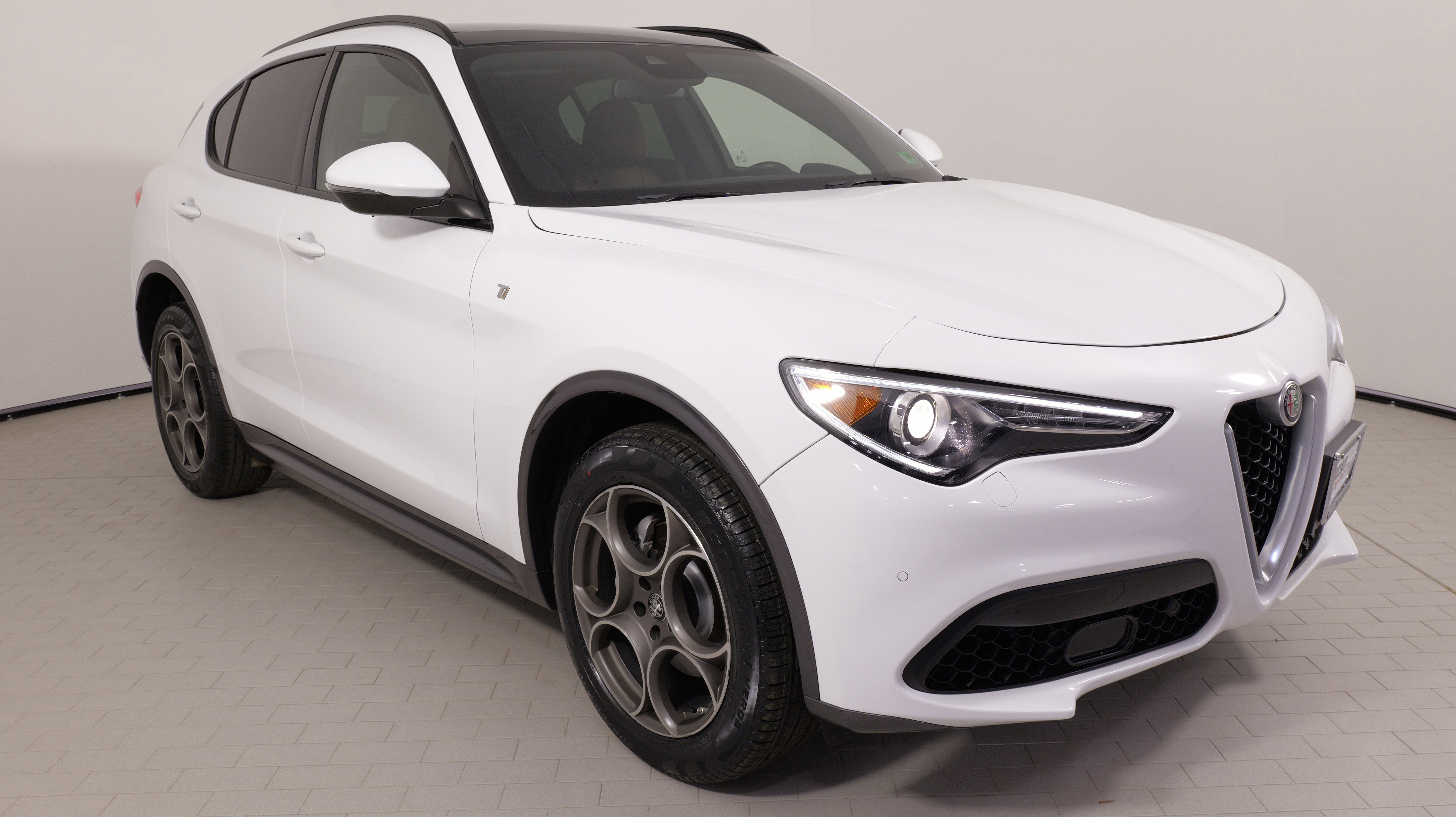 Used 2023 Alfa Romeo Stelvio Ti image 7