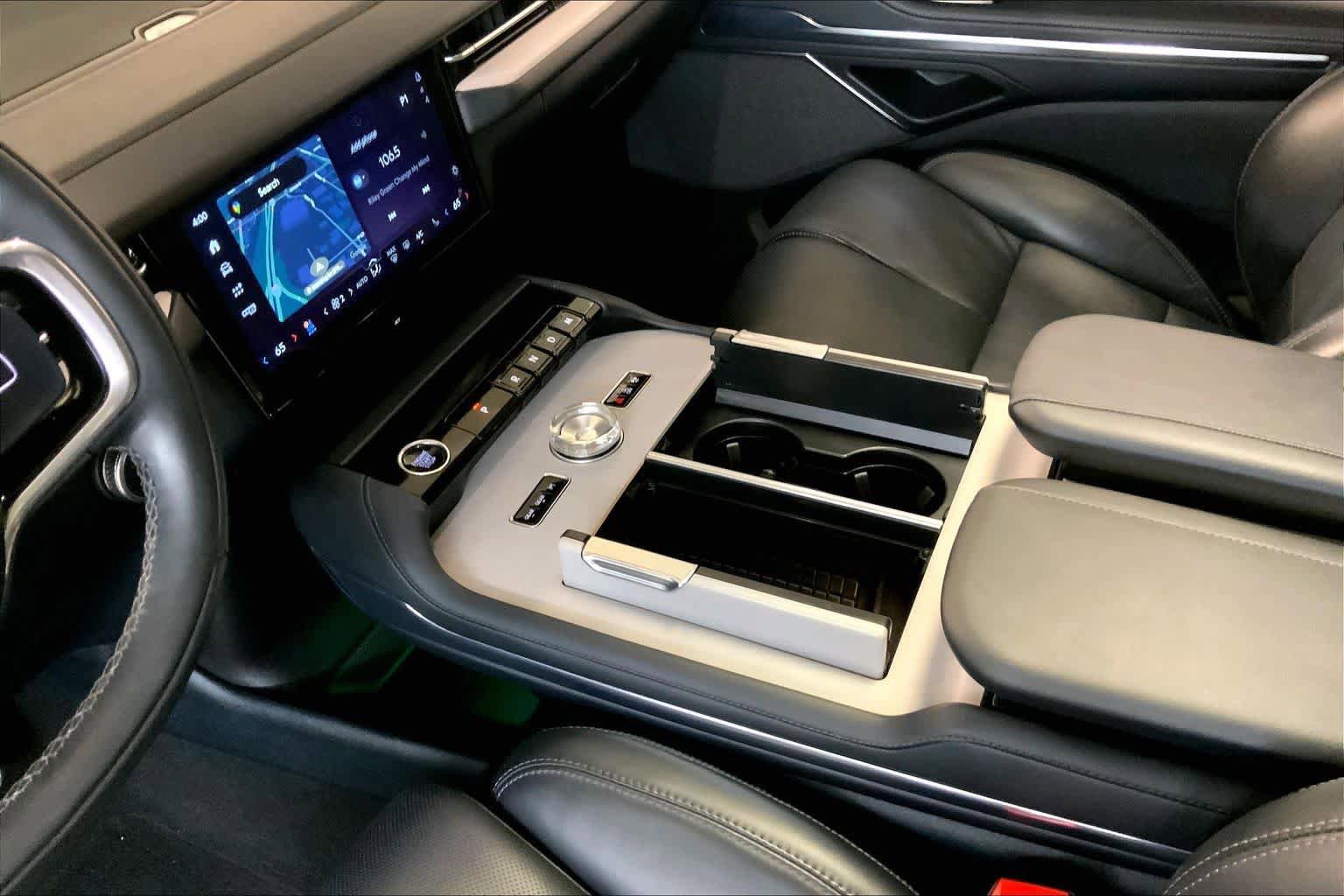 Used 2025 Lincoln Navigator Reserve image 16