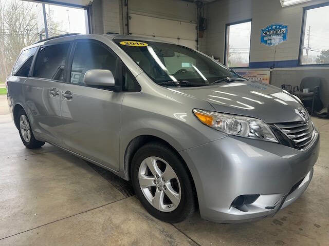 Used 2015 Toyota Sienna LE image 1