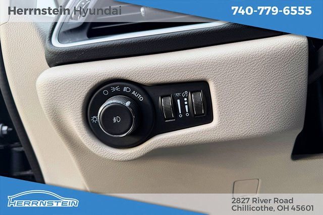 Used 2023 Chrysler Pacifica Touring-L image 15