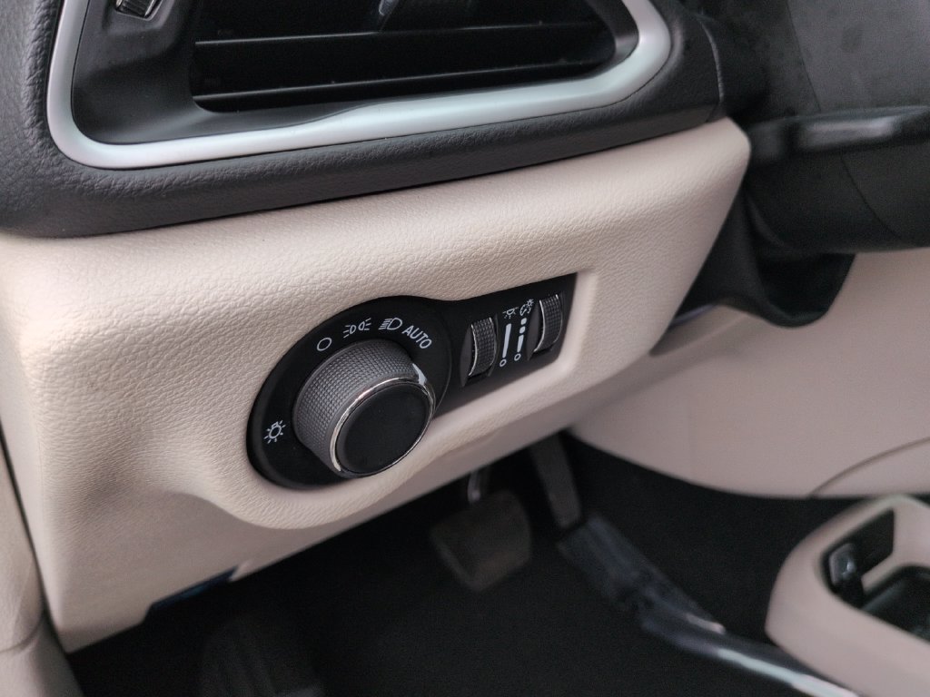 Used 2024 Chrysler Voyager LX FWD image 23