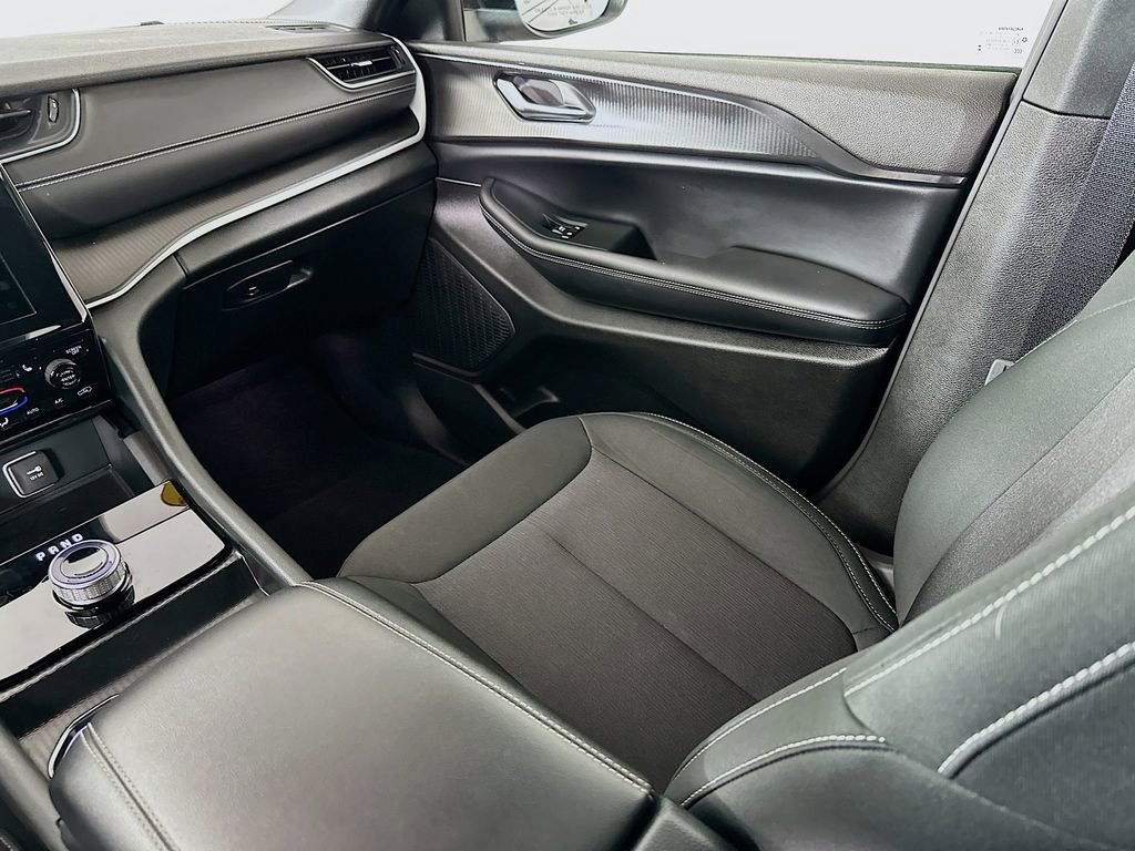 Used 2025 Jeep Grand Cherokee L Laredo w/ Luxury Tech Group I image 34