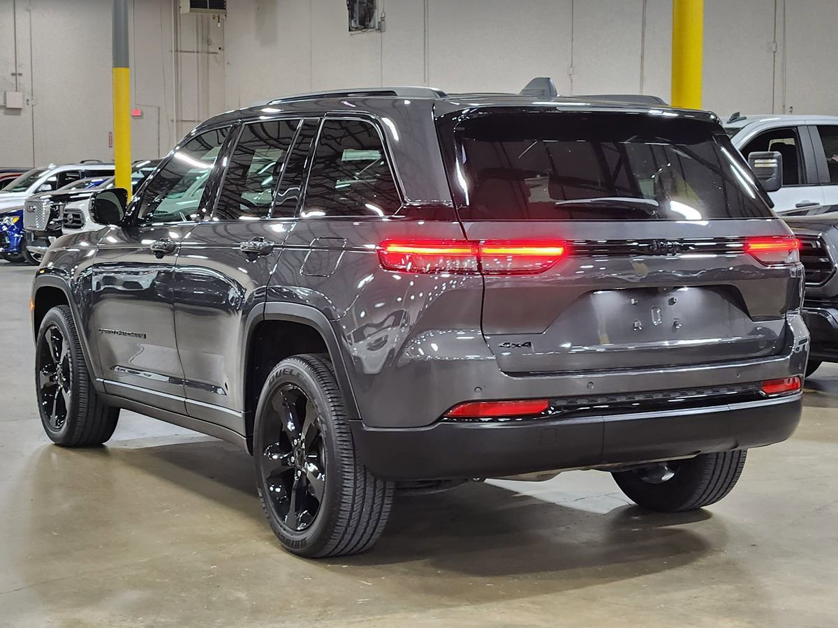 Used 2024 Jeep Grand Cherokee Altitude AWD/4WD image 11