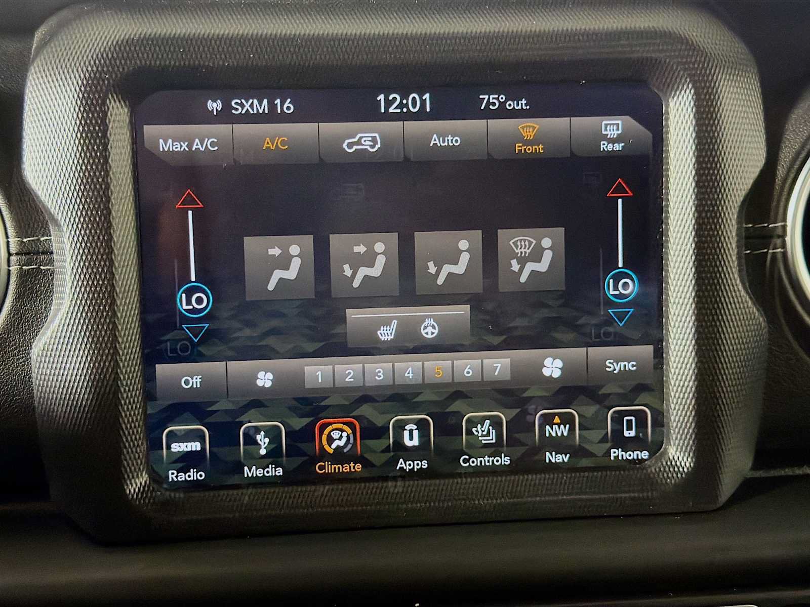 Used 2018 Jeep Wrangler Unlimited Sahara w/ Dual Top Group AWD/4WD image 16