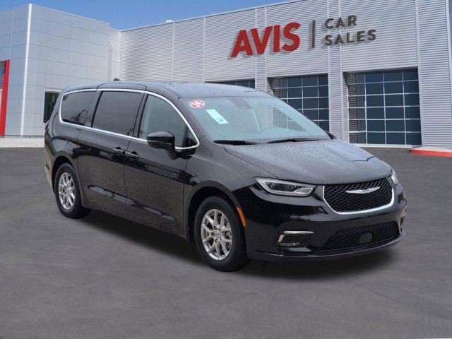 Used 2024 Chrysler Pacifica Touring-L FWD image 3