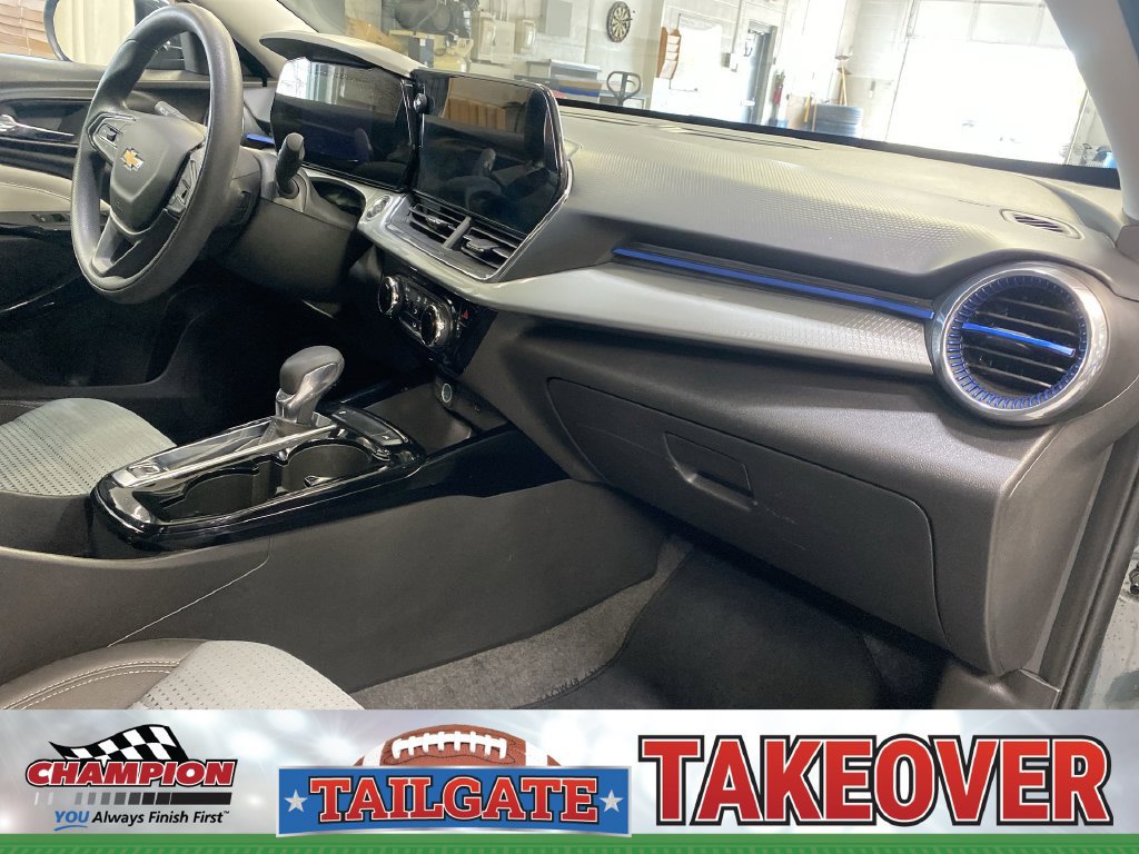 Certified 2025 Chevrolet Trax LT FWD image 37