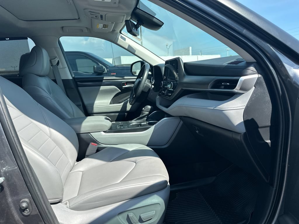 Used 2023 Toyota Highlander XLE FWD image 22