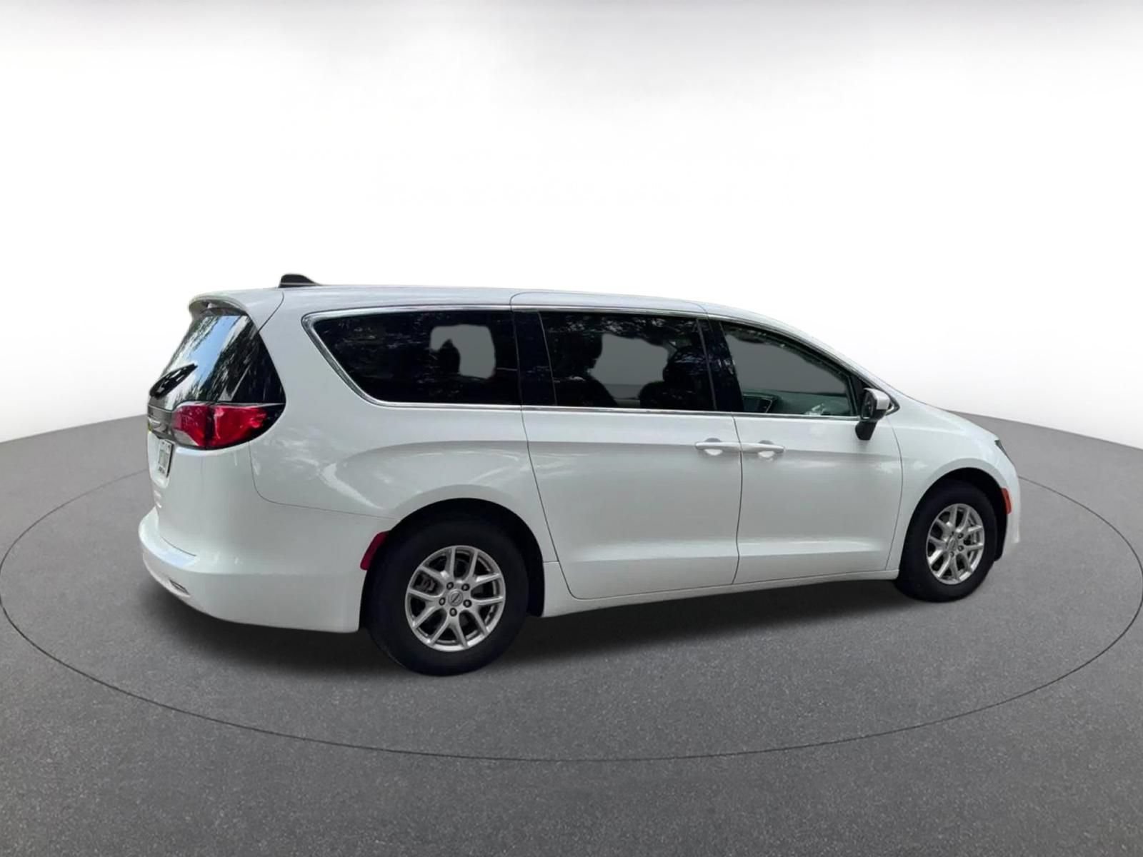 Used 2023 Chrysler Voyager LX FWD image 14