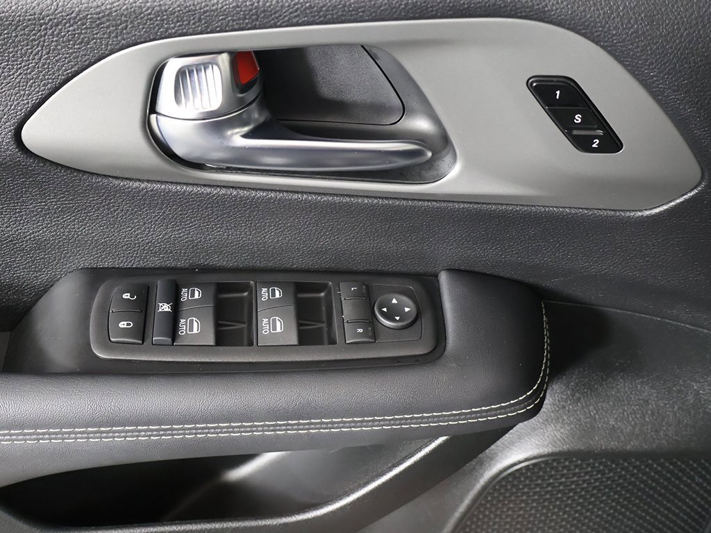 Used 2025 Chrysler Pacifica Select image 33