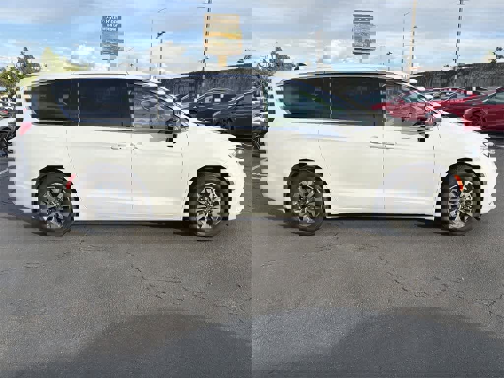 Used 2024 Chrysler Pacifica Select image 3