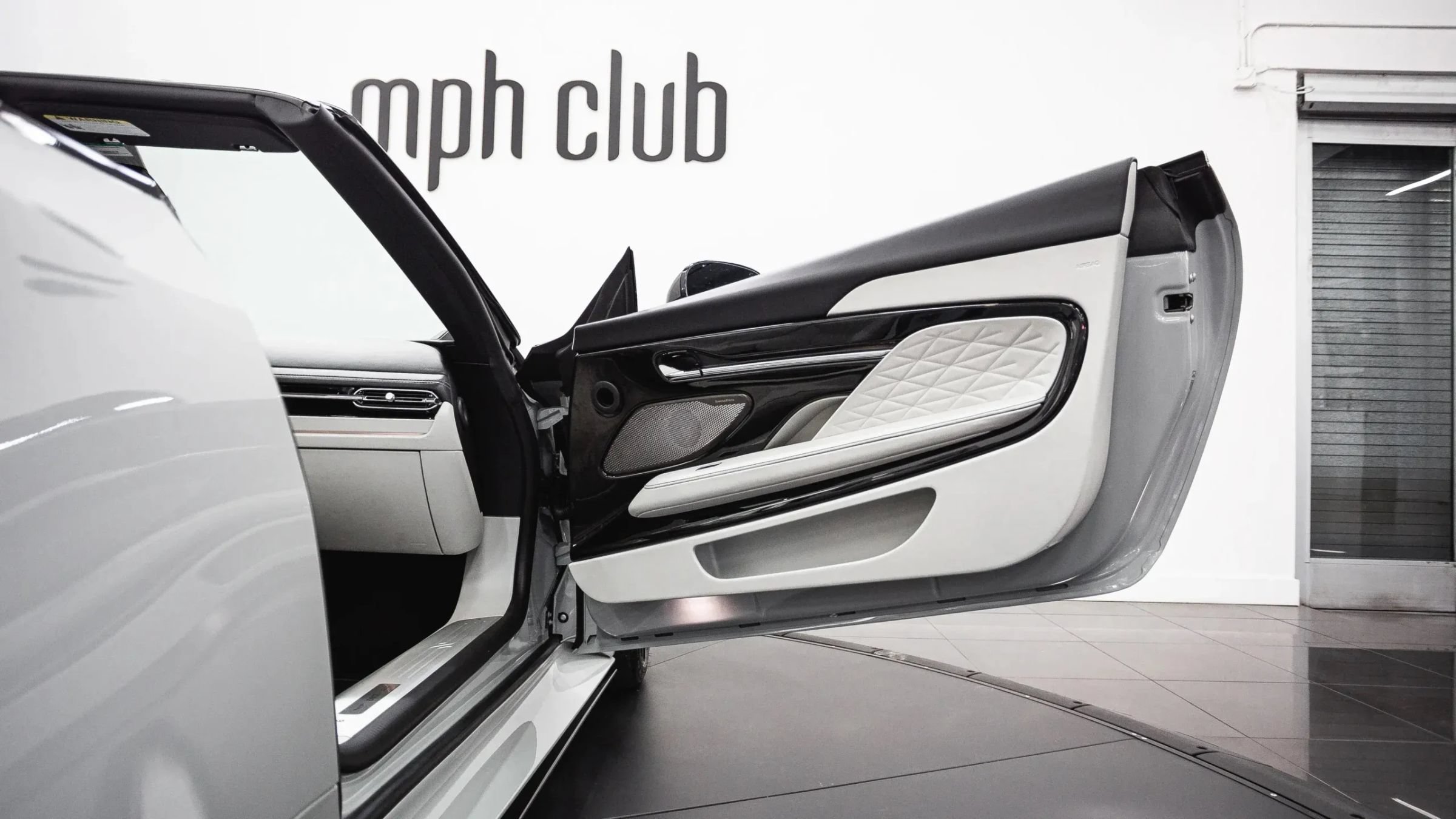 Used 2024 Aston Martin DB12 Convertible RWD image 15