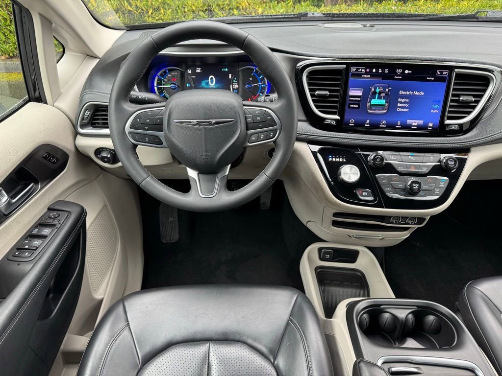 Used 2023 Chrysler Pacifica Touring-L image 14