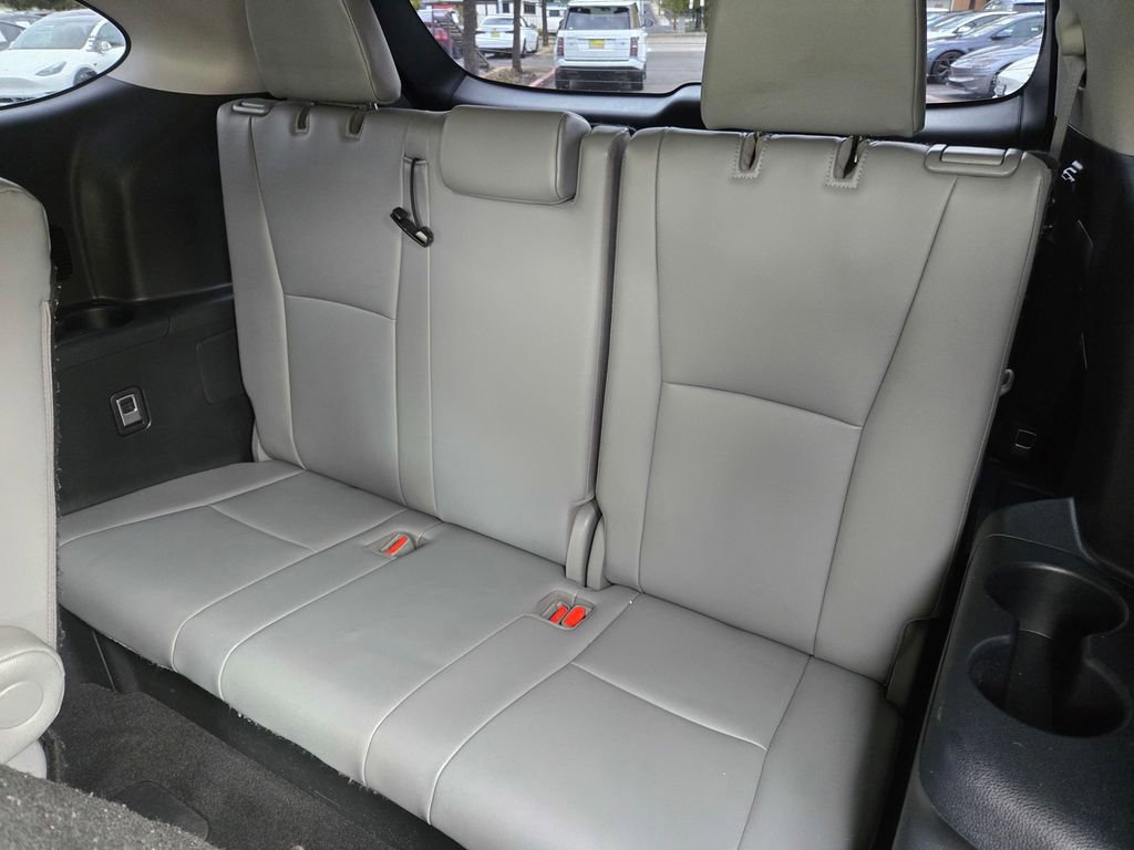 Used 2022 Toyota Highlander XLE FWD image 14