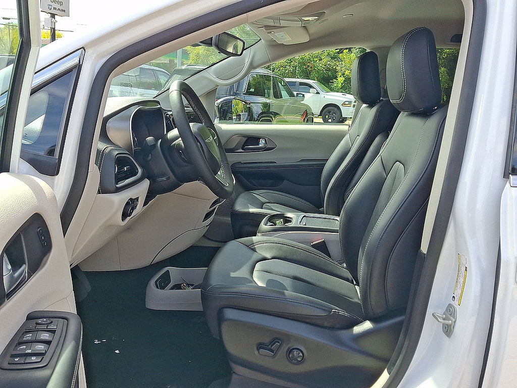 Used 2024 Chrysler Pacifica Touring-L FWD image 40