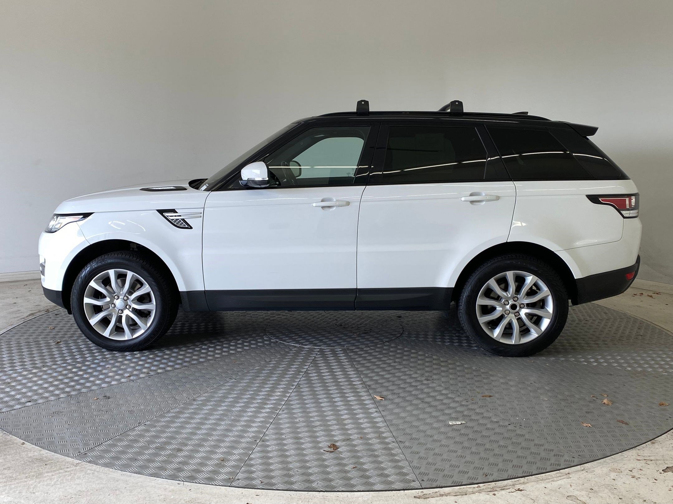 Used 2017 Land Rover Range Rover Sport HSE image 2