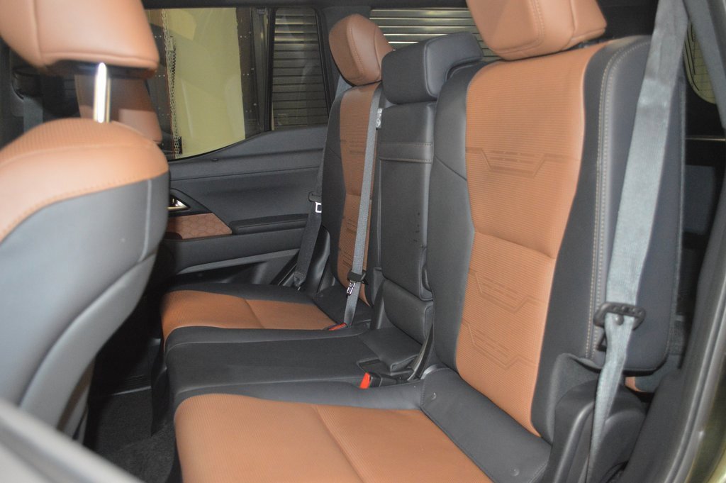 Used 2024 Lexus GX 550 w/ Accessory Package (Z1) image 35