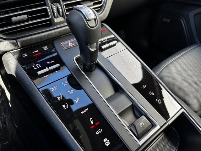 Used 2025 Porsche Macan AWD/4WD image 21