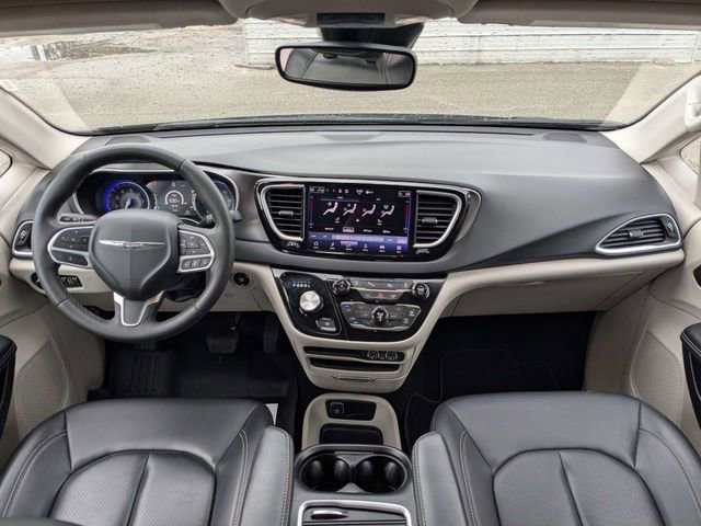 Used 2023 Chrysler Pacifica Touring-L image 16