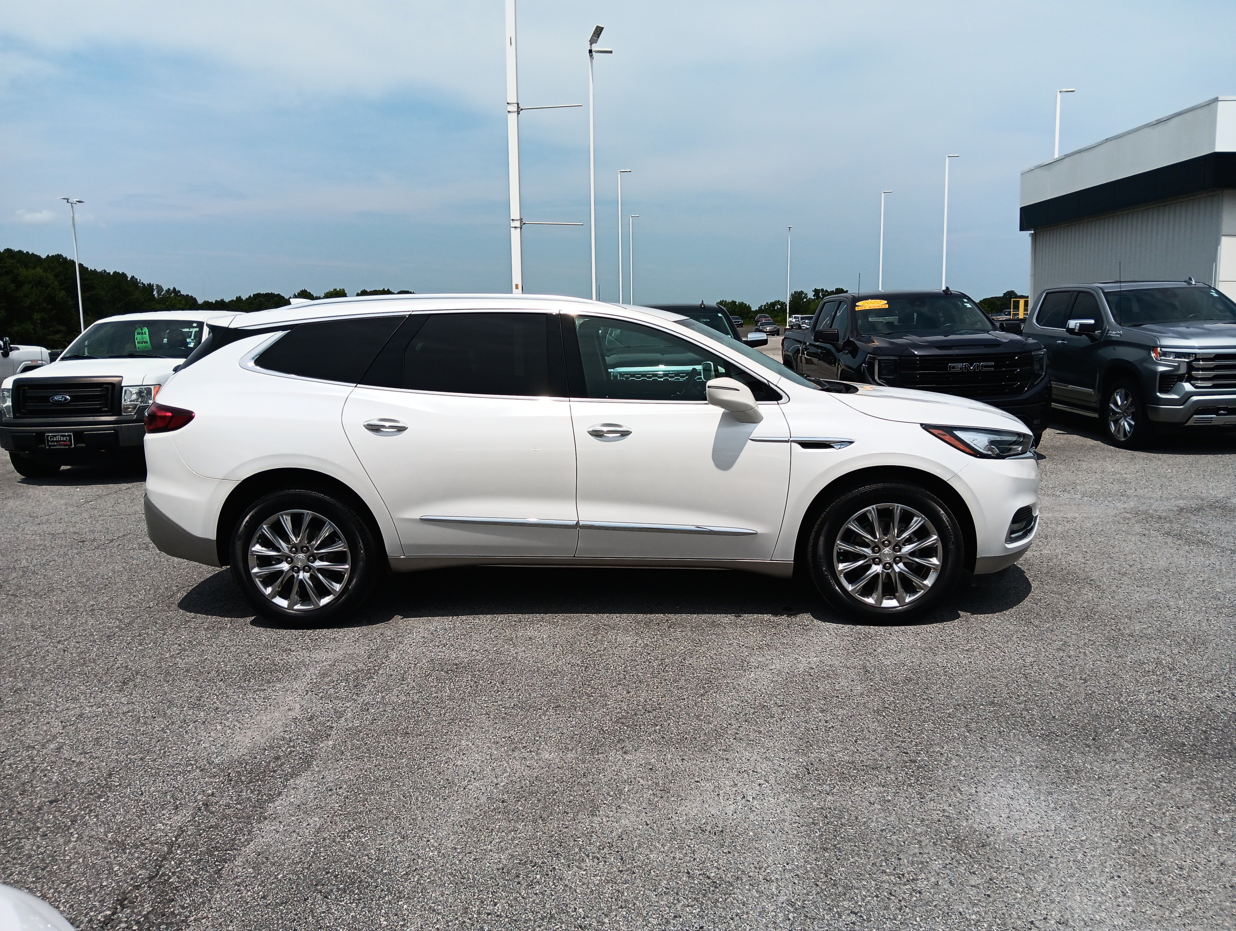 Used 2020 Buick Enclave Essence w/ Sound and Sites Package FWD image 7