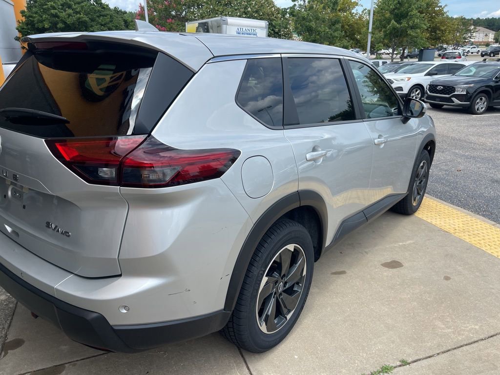 Used 2024 Nissan Rogue SV image 4