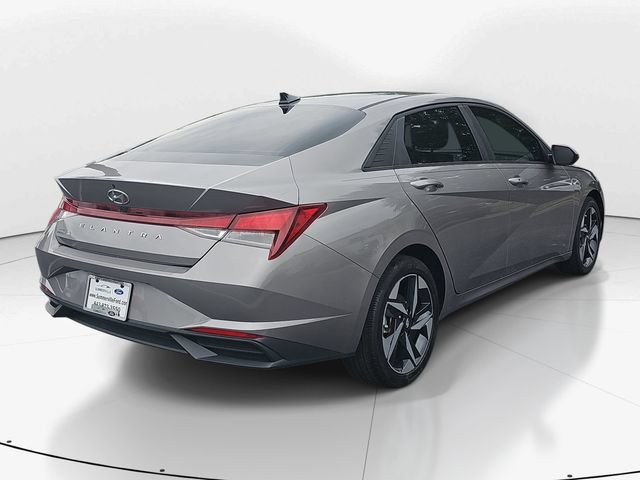 Used 2023 Hyundai Elantra SEL w/ Convenience Package FWD image 4