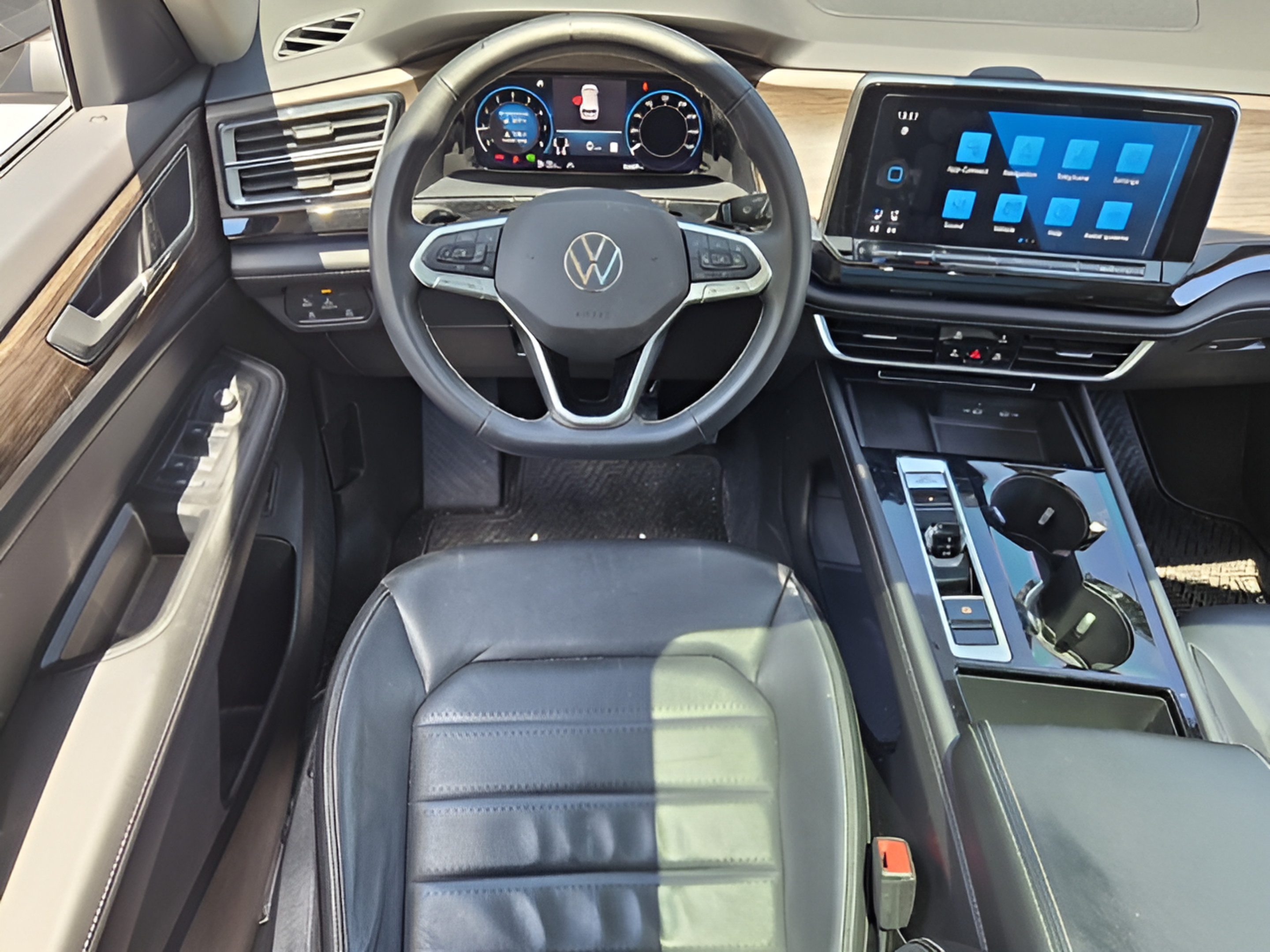 Used 2024 Volkswagen Atlas SEL AWD/4WD image 12