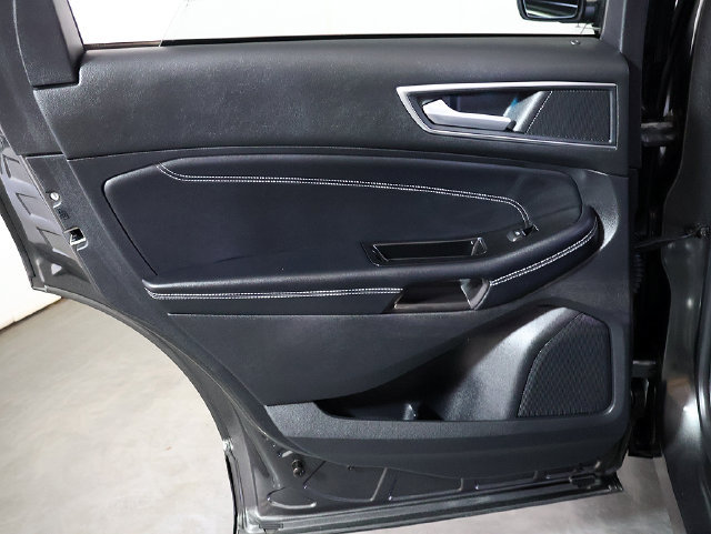 Used 2018 Ford Edge Titanium w/ Equipment Group 302A AWD/4WD image 27