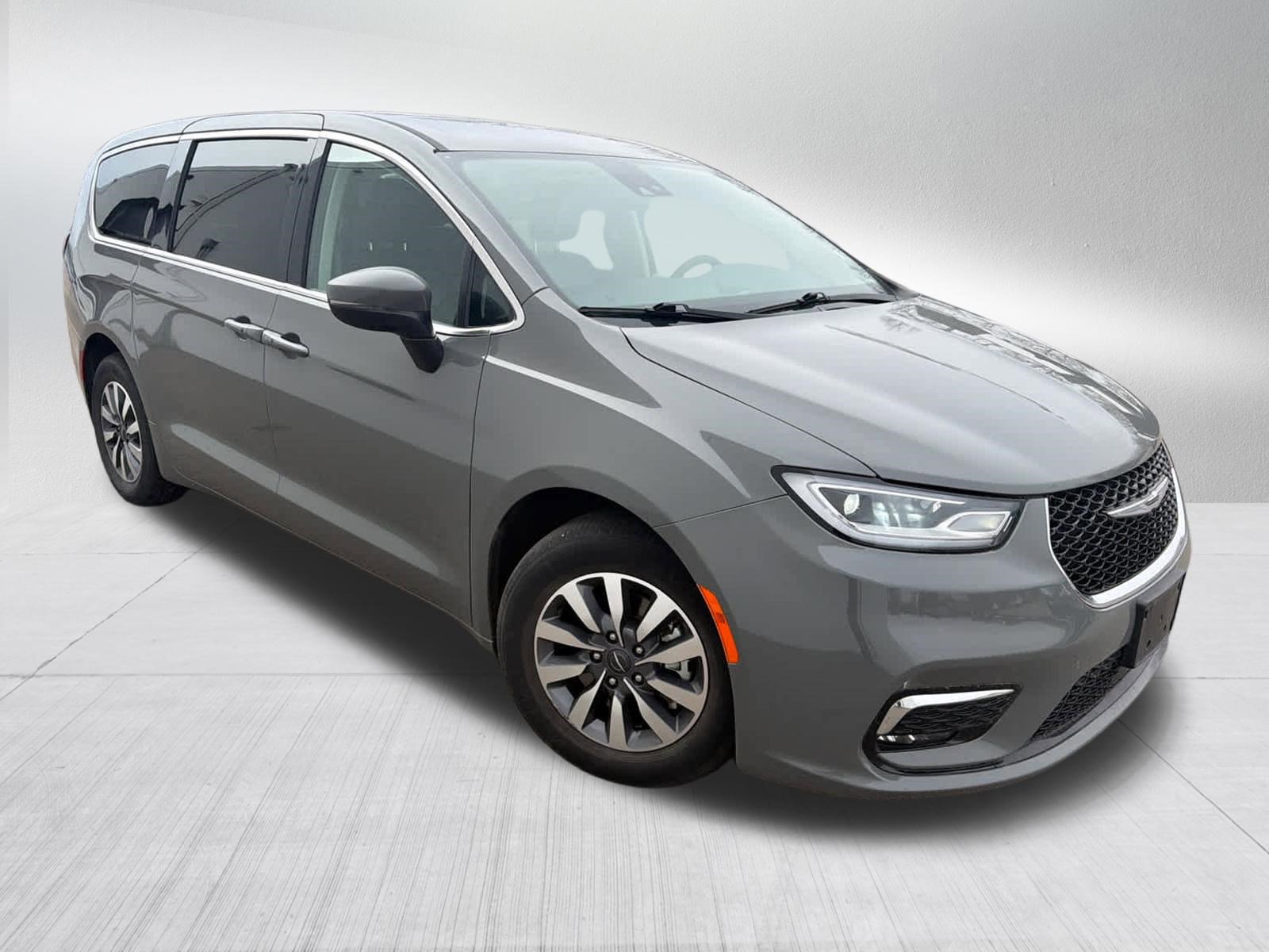 Used 2023 Chrysler Pacifica Touring-L FWD image 4